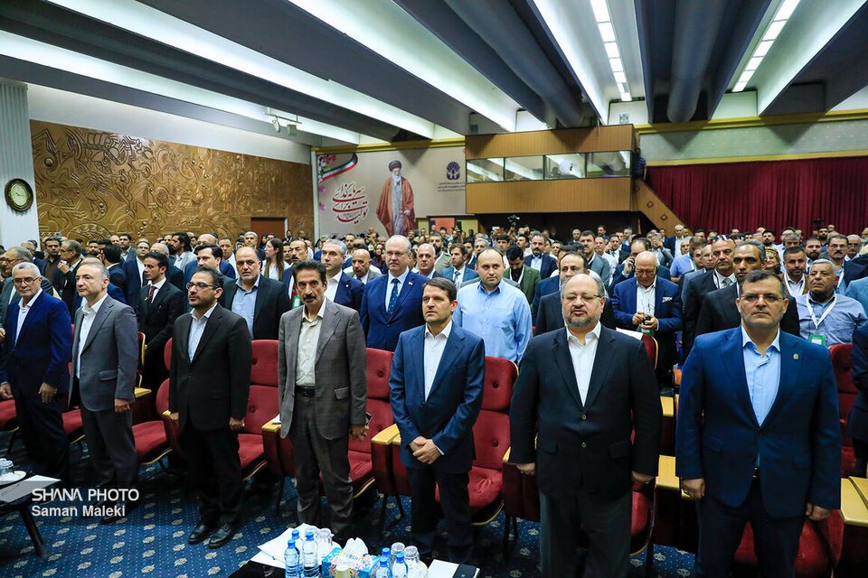 به گزارش مسیر انرژی به نقل از شانا، نوزدهمین نمایشگاه بین‌المللی ایران‌پلاست امروز (دوشنبه، ۱۷ شهریور) به‌مدت چهار روز (۲۰ شهریور) با حضور حسن عباس‌زاده مدیرعامل شرکت ملی صنایع پتروشیمی، مدیران ارشد صنعت نفت و جمعی از فعالان پتروشیمی در محل دائمی نمایشگاه‌های بین‌المللی تهران آغاز به‌کار کرد.