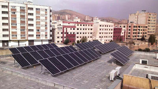 به گزارش مسیر انرژی به نقل از پایگاه اطلاع رسانی وزارت نیرو، بلامانع بودن استفاده از اینورترهای هیبریدی در نیروگاه‌های خورشیدی انشعابی و مدلهای سرمایه گذاری متقاضیان در این عرصه پس از تایید ساتبا، از سوی مدیرعامل شرکت توانیر به شرکتهای برق منطقه‌ای و توزیع برق کشور ابلاغ و مقررشد ضمن اصلاح مدل‌های مختلف قرارداد خرید یا عرضه انرژی برق خورشیدی در بورس سبز، نسبت به اطلاع‌رسانی گسترده و نهایت همکاری با مشترکان متقاضی احداث نیروگاه‌های خورشیدی دراین خصوص اقدام شود.