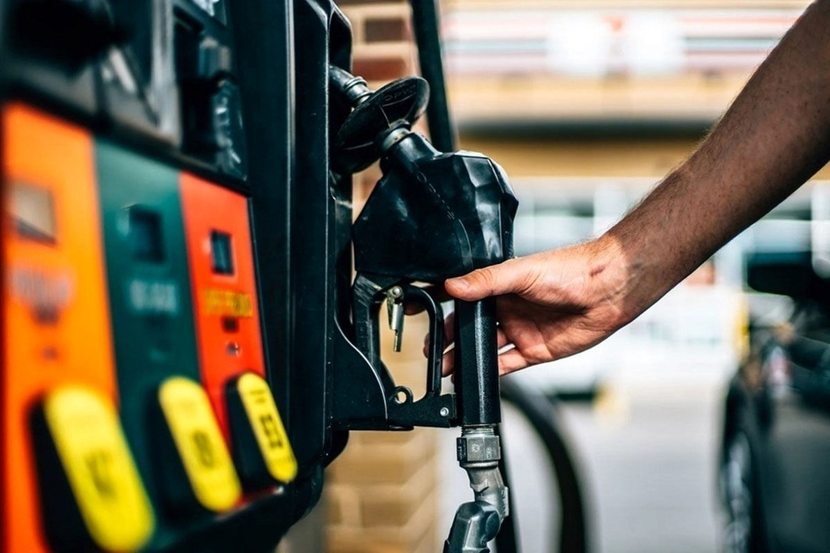 به گزارش مسیر انرژی به نقل از مهر، در سال‌های اخیر کمبود عرضه بنزین سوپر در بازار داخلی، دولت و بخش خصوصی را به سمت واردات سوق داده است. این واردات با الزامات سختگیرانه ستاد مبارزه با قاچاق کالا روبه‌رو است. یکی از نگرانی‌های اصلی، اختلاط بنزین وارداتی با بنزین تولید داخل یا جابه‌جایی آن در شبکه توزیع فعلی است، به همین دلیل سازوکار توزیع جداگانه پیش‌بینی شده است که شامل ذخیره‌سازی در مخازن شرکت نفت، تعیین میزان مصرف روزانه و حمل با تانکرهای سیار است.