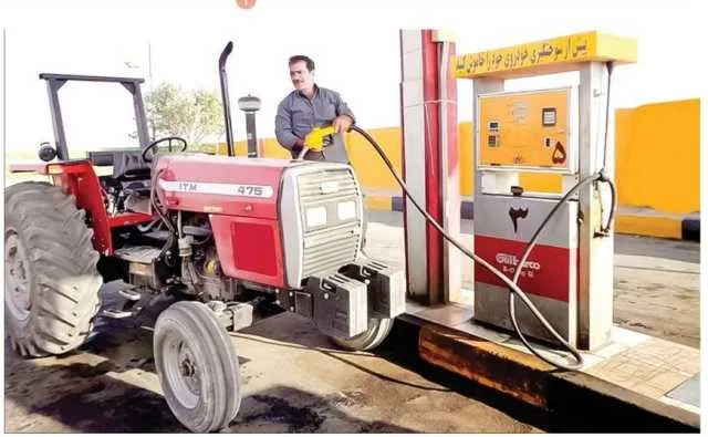 به گزارش مسیر انرژی به نقل از ایسنا، احمد انارکی محمدی نماینده مردم رفسنجان در مجلس امروز در صحن علنی مجلس در تذکری به وزیر جهاد کشاورزی گفت: امروز در ابتدای فصل برداشت پاییزی و زمستانی کشاورزان، سهم گازوئیل کل تراکتورهای استان کرمان را نصف کرده‌اند. ستاد مبارزه با قاچاق کالا و ارز به جای اینکه به وظایف خود در قبال جرایم سازمان یافته و دانه درشت عمل کند این فشار را به کشاورزان تحمیل می‌کند.