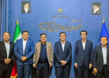به گزارش مسیر انرژی: در این نشست، دکتر جمشیدی با ارائه گزارشی جامع از دستاوردهای درخشان پتروشیمی نوری در سطوح ملی و بین‌المللی، موفقیت‌هایی برجسته را تشریح کرد؛ از جمله کسب رتبه نخست تحقیق و توسعه در کشور، قهرمانی جهانی در حوزه رباتیک، دریافت نشان شش‌ستاره تحول دیجیتال و رونمایی از محصولات نوآورانه دیجیتال با حمایت معاونت علمی و فناوری ریاست‌جمهوری.