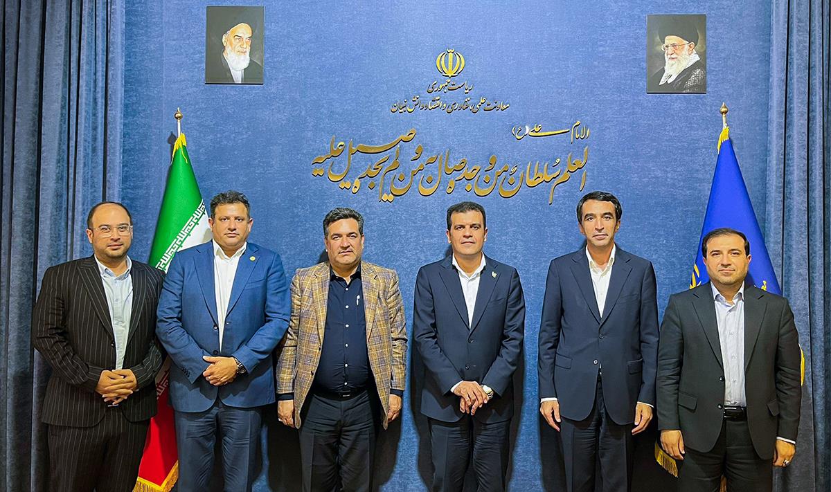 به گزارش مسیر انرژی: در این نشست، دکتر جمشیدی با ارائه گزارشی جامع از دستاوردهای درخشان پتروشیمی نوری در سطوح ملی و بین‌المللی، موفقیت‌هایی برجسته را تشریح کرد؛ از جمله کسب رتبه نخست تحقیق و توسعه در کشور، قهرمانی جهانی در حوزه رباتیک، دریافت نشان شش‌ستاره تحول دیجیتال و رونمایی از محصولات نوآورانه دیجیتال با حمایت معاونت علمی و فناوری ریاست‌جمهوری.