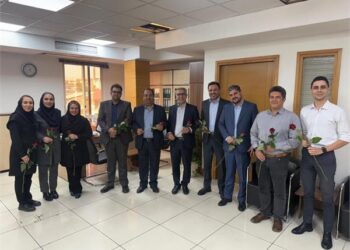 به گزارش مسیر انرژی به نقل از روابط عمومی شرکت پتروشیمی جم‌پیلن: در این آئین، مدیرعامل محترم، اعضای هیأت‌مدیره در دفتر تهران و همچنین مدیر مجتمع و سرپرست روابط‌عمومی و امور بین‌الملل در مجتمع عسلویه، با حضور در واحدهای مختلف تولیدی و ستادی، ضمن اهدای شاخه‌گل به همکاران، از تلاش‌ها و زحمات آنان قدردانی کردند.