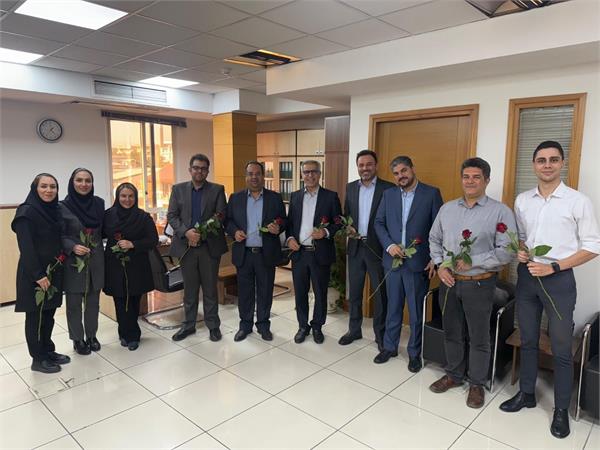 به گزارش مسیر انرژی به نقل از روابط عمومی شرکت پتروشیمی جم‌پیلن: در این آئین، مدیرعامل محترم، اعضای هیأت‌مدیره در دفتر تهران و همچنین مدیر مجتمع و سرپرست روابط‌عمومی و امور بین‌الملل در مجتمع عسلویه، با حضور در واحدهای مختلف تولیدی و ستادی، ضمن اهدای شاخه‌گل به همکاران، از تلاش‌ها و زحمات آنان قدردانی کردند.
