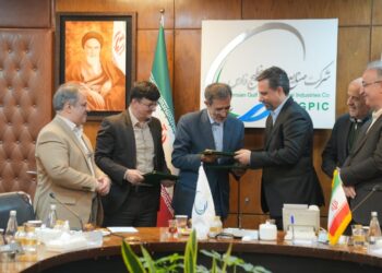 به گزارش مسیرانرژی: با امضای  تفاهمنامه همکاری شرکت‌های عملیات غیرصنعتی پازارگاد و ماهشهر با  جهاد دانشگاهی کشور ، به زودی خدمات آموزشی و توانمندسازی شغلی و ارتقای مهارت‌های فنی و حرفه‌‎ای در قالب پترو کارت به کارکنان و خانواده‌های کارکنان صنعت پتروشیمی ارائه خواهد شد.