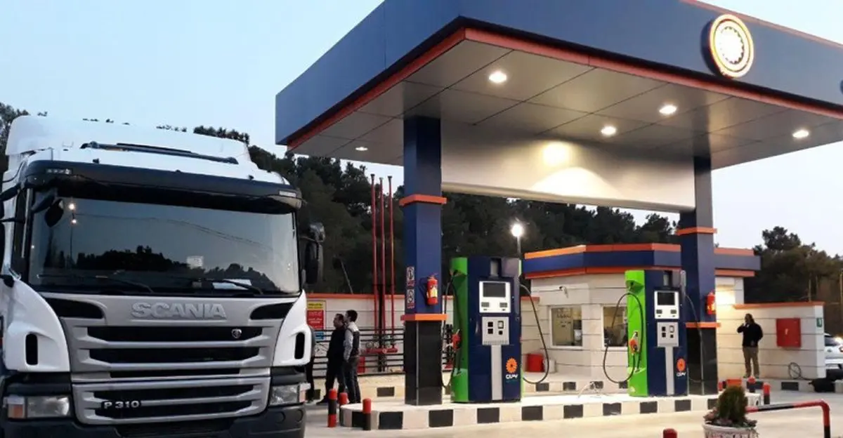 به گزارش مسیر انرژی به نقل از مهر، رضا نواز سخنگوی صنف جایگاه داران در رابطه با عدم سوخت کافی در برخی از جایگاه‌ها گفت: میزان ارسال گازوئیل به جایگاههای سوخت در مقاطع زمانی متفاوت است، هرچند که در توزیع روزانه در کل تغییرچندانی ایجاد نمیشود ولی در بررسی جزئی تر، در استان و شهرستان امکان کاهش وجود دارد و جایگاههای سوخت برابر با میزان دریافتی، توزیع میکنند و ارسال گازوئیل به هر جایگاه مانند بنزین نامحدود و بر اساس درخواست جایگاه نیست