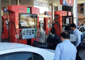 به گزارش مسیر انرژی به نقل از مهر، چندی پیش محسن پاکنژاد وزیر نفت اعلام کرد؛ تاکنون هیچ تصمیمی برای تغییر قیمت این فرآورده گرفته نشده و هرگونه تغییر تنها پس از طی مراحل قانونی و اعلام رسمی امکان‌پذیر خواهد بود. او بارها تاکید کرده بود که واردات بنزنی سوپر تأثیری بر قیمت و سهمیه بنزین معمولی ندارد؛ با این وجود روز گذشته مصوبه هیئت وزیران در رسانه‌ها منتشر شد که خبر از افزایش قیمت بنزین می‌داد.