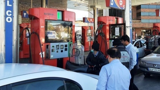 به گزارش مسیر انرژی به نقل از مهر، چندی پیش محسن پاکنژاد وزیر نفت اعلام کرد؛ تاکنون هیچ تصمیمی برای تغییر قیمت این فرآورده گرفته نشده و هرگونه تغییر تنها پس از طی مراحل قانونی و اعلام رسمی امکان‌پذیر خواهد بود. او بارها تاکید کرده بود که واردات بنزنی سوپر تأثیری بر قیمت و سهمیه بنزین معمولی ندارد؛ با این وجود روز گذشته مصوبه هیئت وزیران در رسانه‌ها منتشر شد که خبر از افزایش قیمت بنزین می‌داد.
