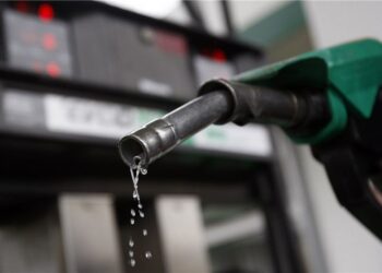 به گزارش مسیر انرژی به نقل از تسنیم، رضا نواز، سخنگوی صنف جایگاهداران سوخت کشور در گفت وگویی تلویزیونی اظهار داشت: مصوبه اخیر هیئت وزیران، مصوبه خوبی از لحاظ کارشناسی است، چرا که با لحاظ تمامی موارد در اقتصاد کشور، حوزه انرژی و سوخت، یک مصوبه ای تدوین شده که در آن تحت عنوان راهبردها، مشارکت تمامی دستگاه ها را هدفگذاری کرده است.