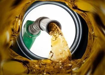 به گزارش مسیر انرژی به نقل از ایسنا، علیرضا سلیمی نماینده مردم تهران در مجلس شورای اسلامی در جلسه روز سه‌شنبه ۲۲ مهر ۱۴۰۴ صحن مجلس در تذکری با انتقاد از مصوبه اخیر دولت درباره قیمت بنزین گفت: مصوبه اخیر دولت در ارتباط با بنزین مغایر صریح ماده ۴۶ قانون برنامه پیشرفت است. اگر قرار باشد که ما در مجلس کاری بکنیم و آقایان نیز مسیر خود را طی کنند، امورات سامان پیدا نمی‌کند. وظیفه دولت اجرا است نه اینکه دائماً انشای قانون کند.