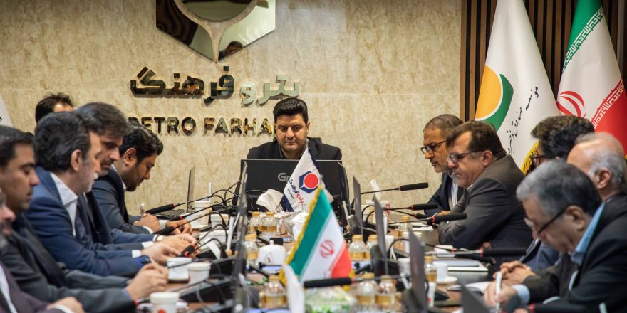 به گزارش مسیرانرژی به نقل از روابط عمومی و امور بین الملل موسسه صندوق ذخیره فرهنگیان، جلسه شورای مدیران هلدینگ پتروفرهنگ و شرکت‌های تابعه سه شنبه 15 مهرماه 1404 با حضور علی صادقی مدیرعامل موسسه صندوق ذخیره فرهنگیان، جواد زارع پور مدیرعامل پتروفرهنگ، مدیران عامل شرکت‌های تابعه و همچنین مدیران ارشد هلدینگ، همزمان با آغاز سال مالی 1404-1405 برگزار شد.