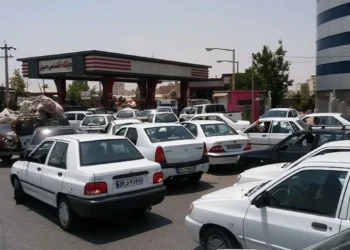 به گزارش مسیر انرژی به نقل از ایلنا، محمدامین حاجیان درباره صف‌های طولانی دریافت  بنزین در جایگاه‌های عرضه سوخت بندرعباس اظهار داشت:  در راستای اجرای دقیق مصوبات کمیسیون مبارزه با قاچاق کالا و ارز استان و همچنین تحقق هدف قانون‌گذار مبنی بر استفاده حداکثری از کارت سوخت شخصی؛ حداکثر تا سقف ۱۰ درصد مجاز به استفاده از کارت سوخت اضطراری هستیم و در شهر بندرعباس ۷ جایگاه به ازای هر نازل، یک کارت سوخت اضطراری جهت استفاده عموم و رفع اضطرار در اختیار دارند.