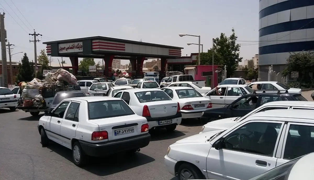 به گزارش مسیر انرژی به نقل از ایلنا، محمدامین حاجیان درباره صف‌های طولانی دریافت  بنزین در جایگاه‌های عرضه سوخت بندرعباس اظهار داشت:  در راستای اجرای دقیق مصوبات کمیسیون مبارزه با قاچاق کالا و ارز استان و همچنین تحقق هدف قانون‌گذار مبنی بر استفاده حداکثری از کارت سوخت شخصی؛ حداکثر تا سقف ۱۰ درصد مجاز به استفاده از کارت سوخت اضطراری هستیم و در شهر بندرعباس ۷ جایگاه به ازای هر نازل، یک کارت سوخت اضطراری جهت استفاده عموم و رفع اضطرار در اختیار دارند.