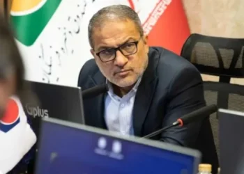 به گزارش مسیرانرژی: مدیرعامل هلدینگ پتروفرهنگ در این جلسه گفت: با حمایت‌های بی دریغ مدیرعامل صندوق ذخیره فرهنگیان و سیاست گذاری منطبق بر واقعیت ایشان، خوشبختانه برای دومین سال پیاپی این هلدینگ سود ده شد. این دستاورد در شرایطی به دست آمد که دو پتروشیمی سبلان 1 و کیمیای پارس خاورمیانه حدود 4 ماه باتوجه به ناترازی‌های موجود در کشور با قطعی گاز و در نتیجه توقف تولید مواجه بودند. همچنین روند توقف تولید در ایام جنگ تحمیلی 12 روزه نیز حاکم بود اما با تمام این تفاسیر با زحمات مدیران و کارگران شریف شرکت‌های تولیدی، انحراف خاصی در برنامه‌ها ایجاد نشد و خوشبختانه روند سوددهی پتروفرهنگ به دومین سال پیاپی رسید.