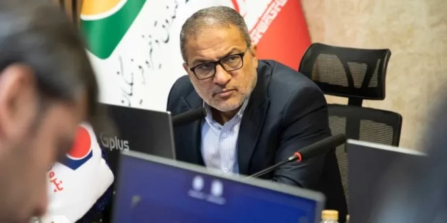 به گزارش مسیرانرژی: مدیرعامل هلدینگ پتروفرهنگ در این جلسه گفت: با حمایت‌های بی دریغ مدیرعامل صندوق ذخیره فرهنگیان و سیاست گذاری منطبق بر واقعیت ایشان، خوشبختانه برای دومین سال پیاپی این هلدینگ سود ده شد. این دستاورد در شرایطی به دست آمد که دو پتروشیمی سبلان 1 و کیمیای پارس خاورمیانه حدود 4 ماه باتوجه به ناترازی‌های موجود در کشور با قطعی گاز و در نتیجه توقف تولید مواجه بودند. همچنین روند توقف تولید در ایام جنگ تحمیلی 12 روزه نیز حاکم بود اما با تمام این تفاسیر با زحمات مدیران و کارگران شریف شرکت‌های تولیدی، انحراف خاصی در برنامه‌ها ایجاد نشد و خوشبختانه روند سوددهی پتروفرهنگ به دومین سال پیاپی رسید.
