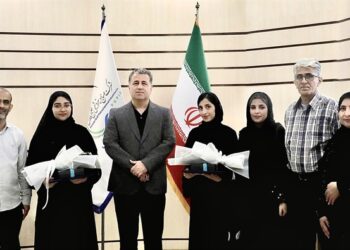 به گزارش مسیرانرژی به نقل از روابط عمومی پتروشیمی پارس؛ در نشستی صمیمی به میزبانی دکتر پهلوانی مدیر عامل شرکت پتروشیمی پارس از نخستین قبول شدگان عسلویه‌ای در رشته دکتری پزشکی عمومی تقدیر شد.