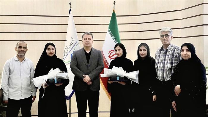 به گزارش مسیرانرژی به نقل از روابط عمومی پتروشیمی پارس؛ در نشستی صمیمی به میزبانی دکتر پهلوانی مدیر عامل شرکت پتروشیمی پارس از نخستین قبول شدگان عسلویه‌ای در رشته دکتری پزشکی عمومی تقدیر شد.
