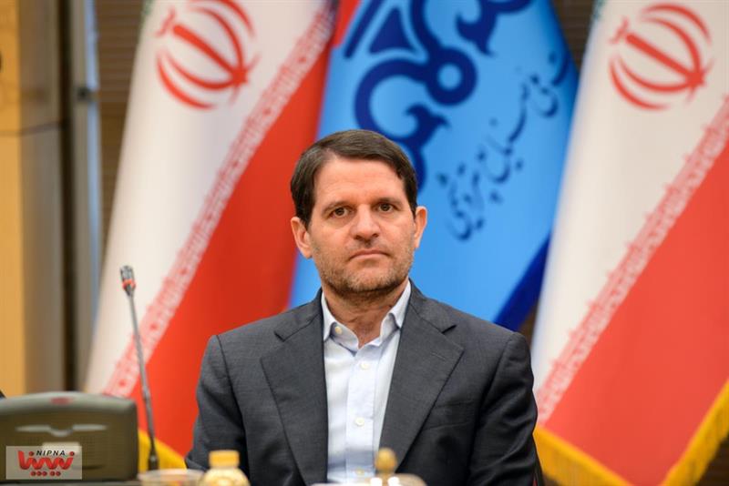 به گزارش مسیرانرزی: حسن عباس‌زاده، در گفتگو با نیپنا درباره جزئیات نشست اخیر فعالان صنعت پتروشیمی با رئیس‌جمهور، با اشاره به اینکه این نشست با حضور مدیران‌عامل هلدینگ‌ها و نمایندگان انجمن صنفی کارفرمایی صنعت پتروشیمی برگزار شد، اظهارکرد: در این نشست، چالش‌های موجود در مسیر تولید و صادرات محصولات پتروشیمی از سوی مدیران هلدینگ‌ها، انجمن صنفی و شرکت ملی صنایع پتروشیمی مطرح شد و شخص رئیس‌جمهور نیز بر لزوم رفع موانع صادرات و تقویت ظرفیت‌های تولیدی کشور تأکید کردند.