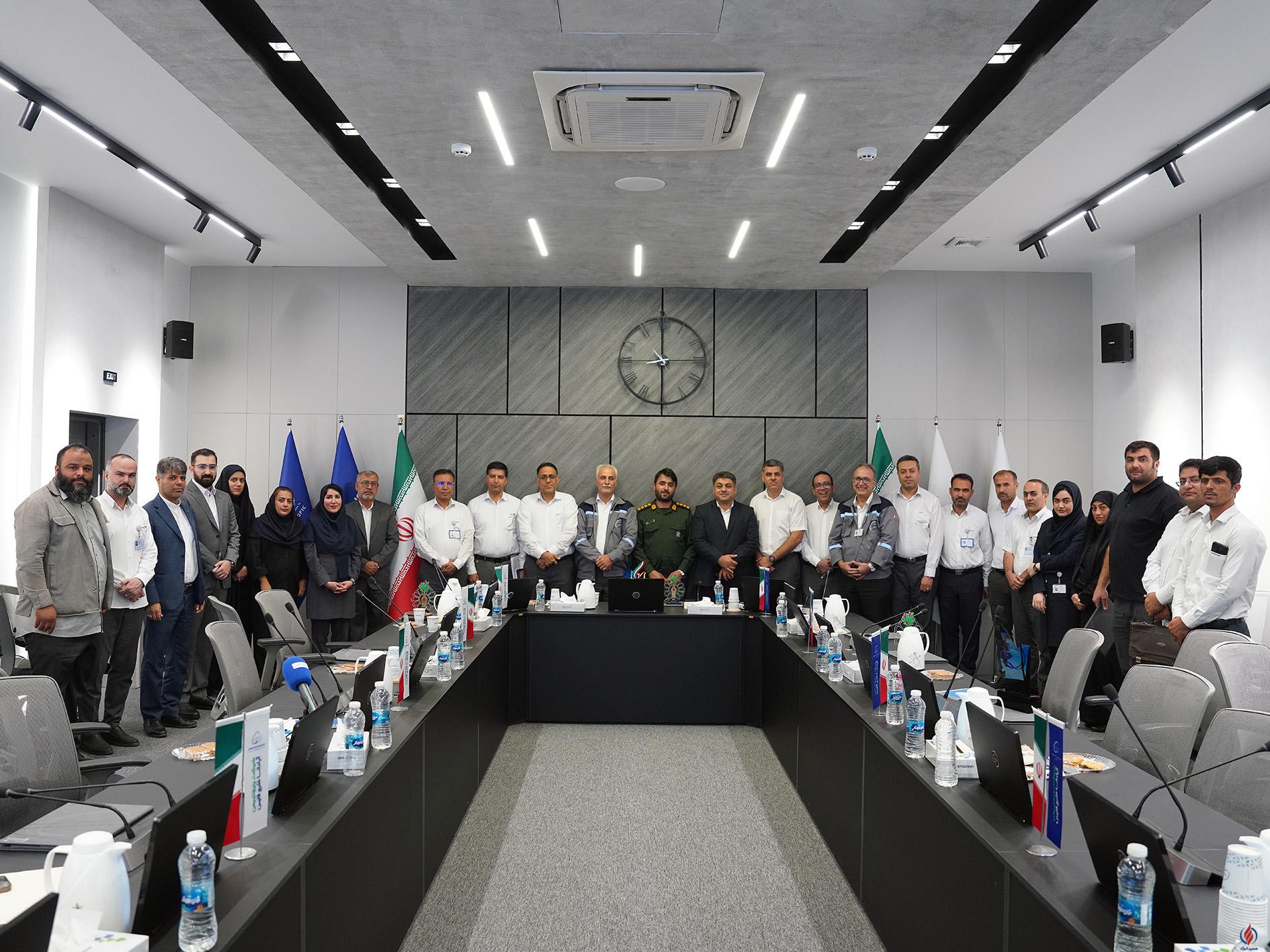 به گزارش مسیرانرژی: در این آیین که با حضور سروان پاسدار محمدامین حیدری فرمانده حوزه مقاومت بسیج شهدای پتروشیمی منطقه پارس، دکتر علمداری قائم‌مقام مدیرعامل، جمعی از مدیران ارشد و بسیجیان پایگاه مقاومت سرداران شهید بیژنی برگزار گردید، از برگزیدگان این جشنواره در بخش‌های تیتر و شعر دفاع مقدس تجلیل به‌عمل آمد.