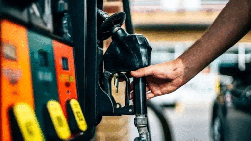 به گزارش مسیرانرژی به نقل از تسنیم،  پس از انجام اولین معامله بنزین سوپر، قیمت هر لیتر از این محصول 65800 تومان کشف قیمت شد. عرضه بنزین ویژه امروز 2 آذر ماه راس ساعت 12 انجام شد. هشتم آذرماه این محموله در بندر امام خمینی (ره) تحویل توزیع‌کنندگان و جایگاه‌داران خواهد شد.