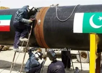 به گزارش مسیر انرژی به نقل از تسنیم، نادیا محرابی کارشناس انرژی در رابطه با لزوم بازطراحی تجارت انرژی کشور با توسعه نقش گاز در تجارت خارجی ایران خاطرنشان کرد: ایران با داشتن موقعیت ژئوپلتیک منحصر‌به‌فرد، منابع عظیم گازی و زیرساخت‌های انتقال منطقه‌ای، اکنون در نقطه‌ای ایستاده که می‌تواند ساختار تجارت انرژی اوراسیا را بازطراحی کند. اتصال مستقیم گازی روسیه به هند نه‌تنها تحریم‌های نفتی را بی‌اثر می‌کند، بلکه اقتصاد ایران را از صادرات خام به صادرات خدمات ترانزیت و نقش‌آفرینی ژئوپلیتیک ارتقا می‌دهد.