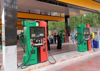 به گزارش مسیر انرژی، سخنگوی دولت در پاسخ به سوالی درخصوص اخبار مربوط به افزایش قیمت بنزین، تصریح کرد: دولت هیچ قصدی برای تغییر قیمت بنزین سهمیه‌ای، چه ۱۵۰۰ تومان و چه ۳۰۰۰ تومان، ندارد. به عبارت دیگر، بنزینی که به عنوان سهمیه برای افراد در نظر گرفته شده، همچنان با همین قیمت‌ها عرضه خواهد شد.