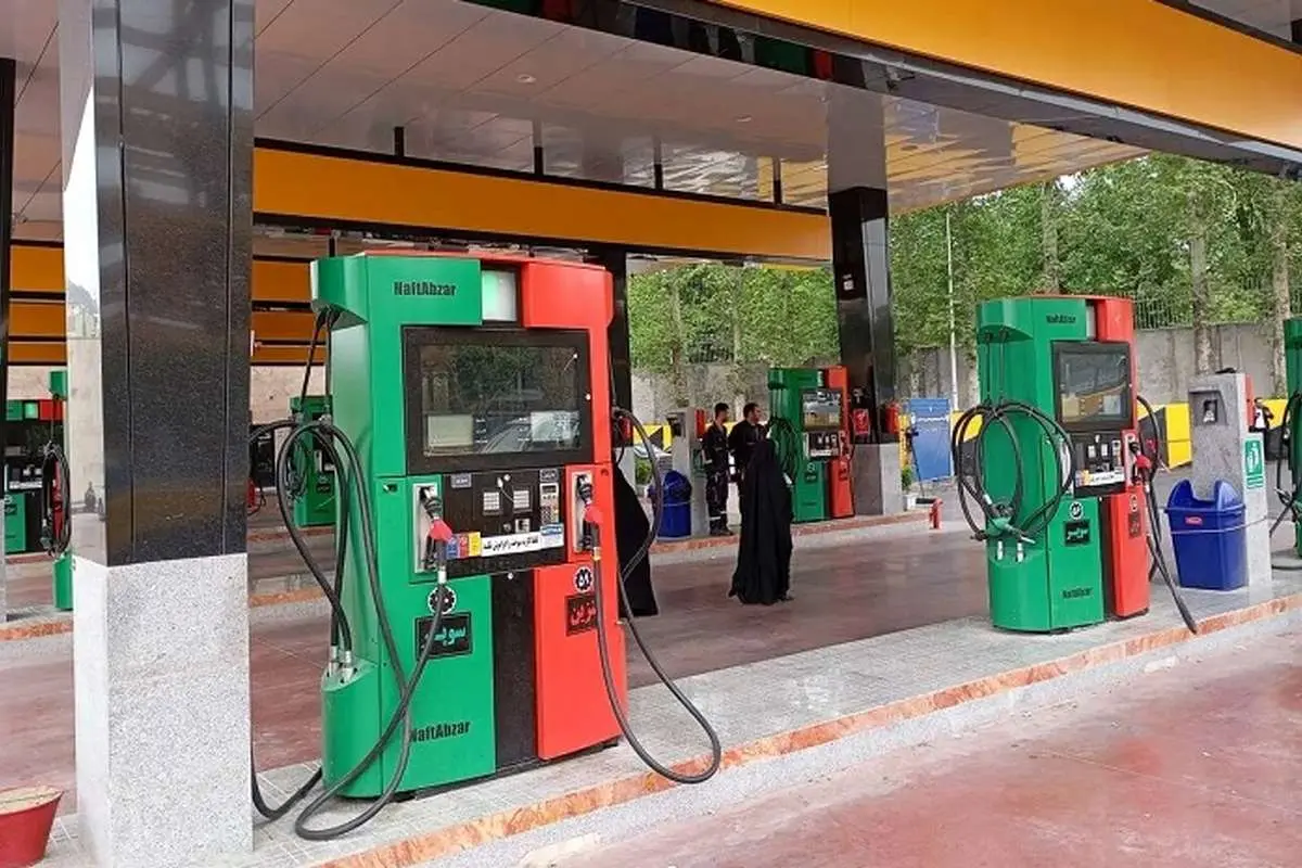 به گزارش مسیر انرژی، سخنگوی دولت در پاسخ به سوالی درخصوص اخبار مربوط به افزایش قیمت بنزین، تصریح کرد: دولت هیچ قصدی برای تغییر قیمت بنزین سهمیه‌ای، چه ۱۵۰۰ تومان و چه ۳۰۰۰ تومان، ندارد. به عبارت دیگر، بنزینی که به عنوان سهمیه برای افراد در نظر گرفته شده، همچنان با همین قیمت‌ها عرضه خواهد شد.