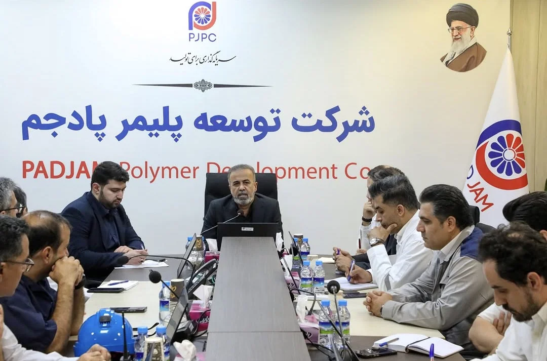 به گزارش مسیرانرژی به نقل از روابط عمومی و امور بین‌الملل شرکت توسعه پلیمر پادجم؛ در جلسه بررسی وضعیت واحدهای عملیاتی و پروژه‌های در دست اجرا، دولتی‌زاده با تأکید بر اینکه هیچ‌گونه توقف و تعلل در مسیر تولید قابل قبول نیست، اعلام کرد: «تمام ظرفیت‌های مدیریتی، فنی و سازمانی شرکت برای راه‌اندازی کامل واحد Rubber بسیج شده و هر مانعی باید در کوتاه‌ترین زمان ممکن برطرف شود.»