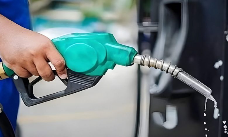 به گزارش مسیر انرژی به نقل از ایلنا، هاشم اورعی در ارزیابی حل چالش بنزین اظهار  داشت: برای حل مشکل بنزین سه  گزینه داریم،  گزینه اول این است که هیچ کاری نکنیم، این آسان‌ترین و در عین حال بدترین روش است، زیرا وقتی حدود ۴۰ تا ۵۰ درصد نرخ تورم داریم و قیمت بنزین را هم دست نمی‌زنیم، یعنی عملاً هر سال قیمت بنزین را نصف می‌کنیم و در نتیجه قیمت بنزین اکنون عملاً مجانی است. نتیجه این می‌شود که اولاً روزی ۲۰ تا ۳۰ میلیون لیتر سوخت مایع قاچاق می‌شود.