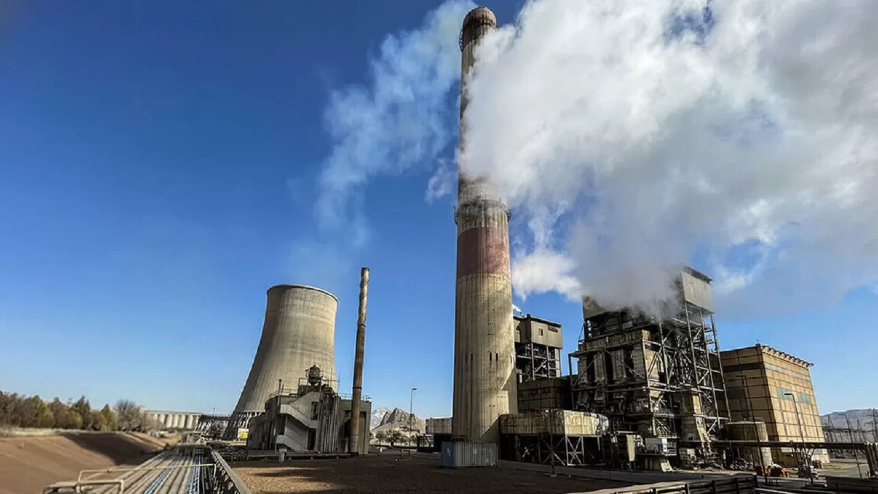 به گزارش مسیر انرژی به نقل ازایسنا، سعید توکلی-معاون وزیر نفت و مدیرعامل شرکت ملی گاز ایران- در سومین جلسه هماهنگی سوخت زمستانی  این رکوردها را نشان‌دهنده آمادگی بالای کشور برای عبور از زمستان پیش‌رو عنوان و اظهار کرد: همچنین طرح گواهی صرفه‌جویی گاز و جایگزینی بخاری‌های با راندمان بالا، از مصوبات شورای اقتصاد نیز، امسال به مرحله اجرایی رسیده که این طرح‌ها نقش مهمی در بهبود بازده انرژی و کاهش مصرف گاز دارند.