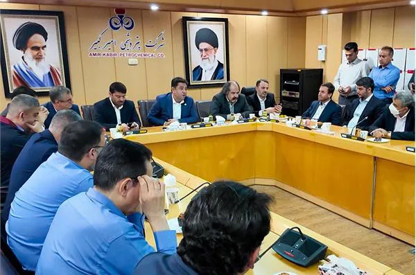 به گزارش مسیرانرژی به نقل از روابط عمومی و امور بین‌الملل پتروشیمی امیرکبیر، سرپرست پتروشیمی امیرکبیر پیش از آغاز برنامه‌های کاری، با حضور در آستان مقدس شهید گمنام مجتمع، به مقام شامخ شهدا ادای احترام کرد و سپس در نخستین جلسه رسمی خود با مدیران و رؤسای واحدها به تبیین سیاست‌ها و رویکردهای مدیریتی جدید پرداخت.
