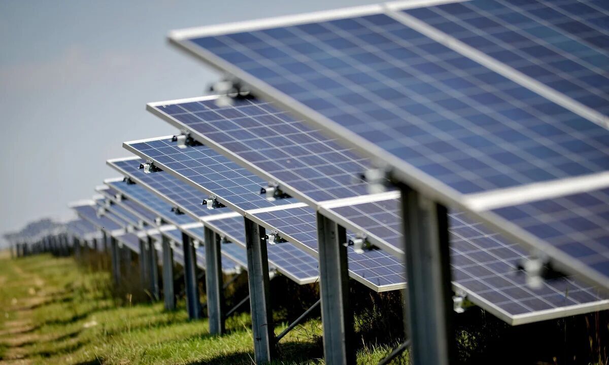 به گزارش مسیر انرژی به نقل از ایسنا، محسن طرزطلب - معاون وزیر نیرو در نشستی در حاشیه بیست و پنجمین نمایشگاه صنعت برق، درباره ظرفیت نیروگاه‌های تجدید پذیر اظهار کرد: تا آبان سال جاری ظرفیت نیروگاه‌ها ۲۷۲۰ مگاوات است. این عدد در ابتدای دولت چهاردهم  ۱۲۲۵ مگاوات بود که در این مدت حدود ۱۴۰۰ مگاوات افزوده شده است.