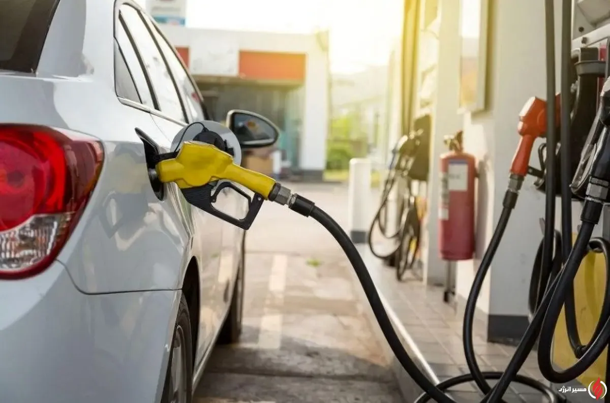 به گزارش مسیر انرژی به نقل از مهر، علیرضا مدبر کار شناس انرژی؛ دولت چهاردهم با اتخاذ رویکردی علمی، مدبرانه و آینده‌نگر، طرح سه‌نرخی شدن بنزین را به‌عنوان یکی از مهم‌ترین سیاست‌های اصلاح ساختار سوخت کشور معرفی کرده است. این طرح، که بر بستر سال‌ها تجربه و مطالعات کارشناسی شکل گرفته، با حفظ کامل قیمت و سهمیه بنزین یارانه‌ای برای خانوارها، تنها نرخ سوخت عرضه‌شده با کارت جایگاه‌ها را اندکی افزایش می‌دهد؛ تغییری کوچک اما تأثیرگذار که سازوکار توزیع و مصرف انرژی را متحول خواهد کرد.