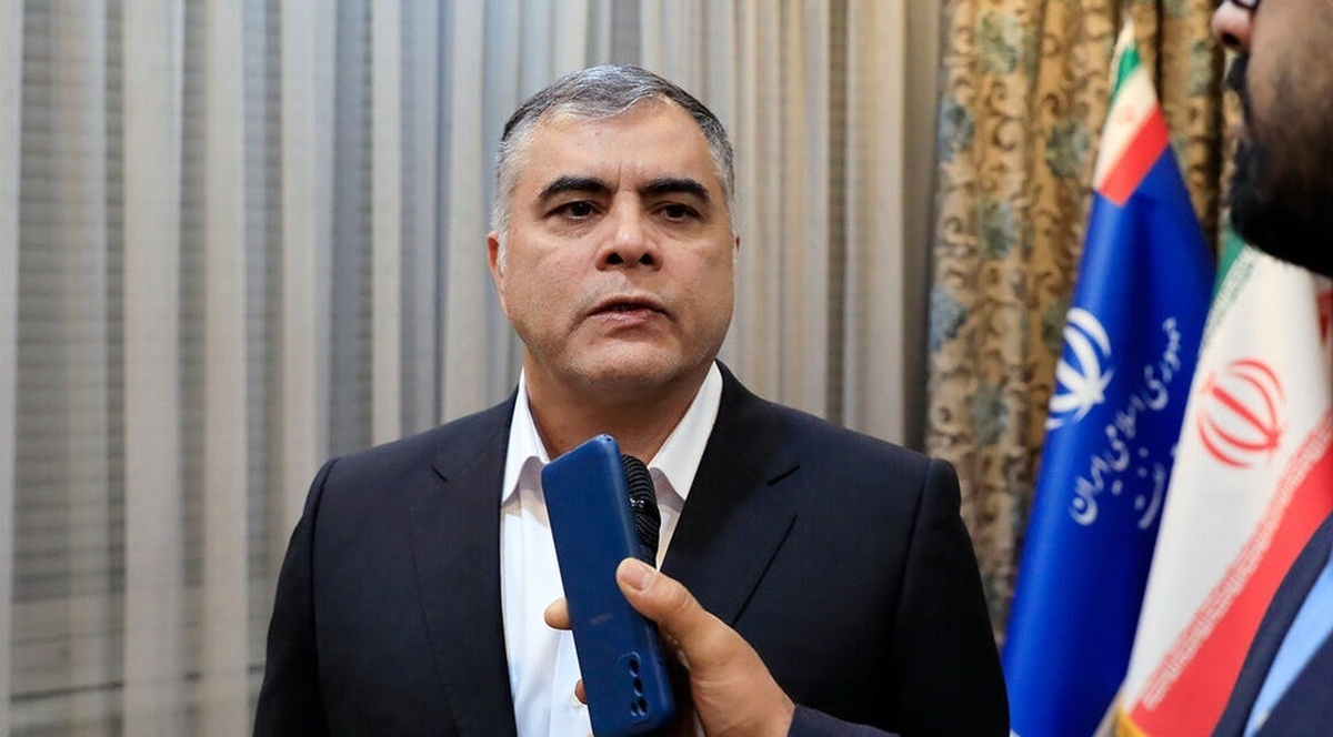 به گزارش مسیر انرژی به نقل وزارت نفت، محسن پاک‌نژاد روز گذشته در حاشیه آئین امضای ۱۲ قرارداد جمع‌آوری گازهای مشعل مناطق نفت‌خیز جنوب با اشاره به اهمیت زیست‌محیطی و اقتصادی این پروژه‌ها اظهار کرد: گازهای همراه وقتی جمع‌آوری می‌شوند، ضمن حفاظت از محیط زیست و پیشگیری از آلودگی هوا، عملاً ارزش‌آفرینی قابل ملاحظه‌ای برای کشور به همراه دارند. این گازها، گازهای غنی هستند که سالیان سال می‌سوزند.