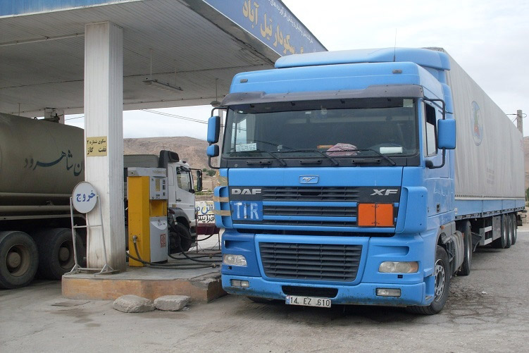 به گزارش مسیر انرژی به نقل ازایرنا، کرامت ویس‌کرمی روز سه‌شنبه در نخستین همایش پیشگیری و مقابله با قاچاق فرآورده‌های نفتی اظهار داشت: بسیاری افراد فکر می‌کنند کنترل مصرف یعنی اینکه به مصرف‌کننده نهایی سوخت ندهیم؛ خیر، باید تحویل دهیم، یارانه‌ای هم می‌دهیم، اما مشکل اینجاست که سوخت یارانه‌ای را به مرزها تحویل می‌دهند در برخی مرزها بالای ۱۰۰ هزار تومان برای هر لیتر سوخت از قاچاقچیان خریداری می‌شود.