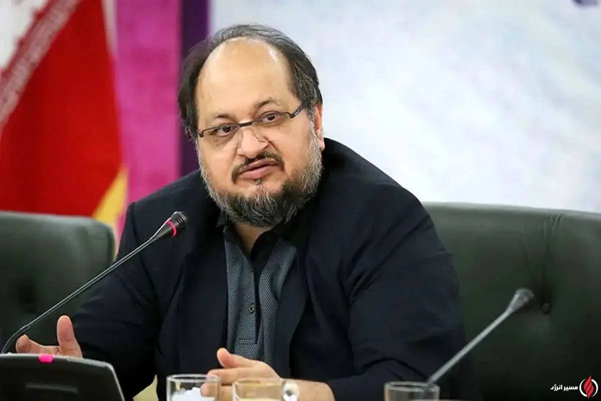 به گزارش مسیر انرژی به نقل از تسنیم، محمد شریعتمداری، مدیرعامل شرکت صنایع پتروشیمی خلیج فارس در آیین پایانی همایش پتروفن 1404 اظهار داشت: همایش پتروفن دیگر رویکردی درون‌سازمانی ندارد و امیدوارم بتوانیم رویدادی با انعکاس دقیق نیازهای کشور داشته باشیم و شرکت‌های دانش‌بنیان و مدیران دیگر شرکت‌ها و هلدینگ‌ها را در کنار هم قرار دهیم.