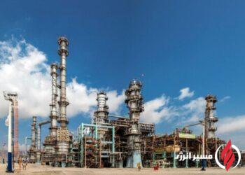 به گزارش مسیر انرژی به نقل از شرکت ملی پالایش و پخش فرآورده‌های نفتی ایران، سیامک طاووسی اصل درباره اقدامات انجام شده صنعت پالایش نفت کشور در حوزه بهبود کیفیت سوخت کشور در دولت چهاردهم گفت: با در سرویس قرارگرفتن واحد هیدروکراکر شرکت پالایش نفت آبادان در آذرماه سال گذشته و راه‌اندازی واحد تصفیه نفت‌گاز هیدروژنی پالایشگاه شیراز تا پایان آذرماه سال جاری و در سرویس عملیاتی قرار گرفتن آن، کیفیت تمامی نفت‌گاز تولیدی پالایشگاه شیراز به میزان ۴ میلیون لیتر در روز به یورو ۵ ارتقا می‌یابد و سهم تولید فرآورده نفت‌گاز یورو ۴ و ۵ از تمامی تولید نفت‌گاز کشور با ده درصد افزایش از ۵۴ درصد در سال ۱۴۰۲ به ۶۴ درصد در سال جاری خواهد رسید.