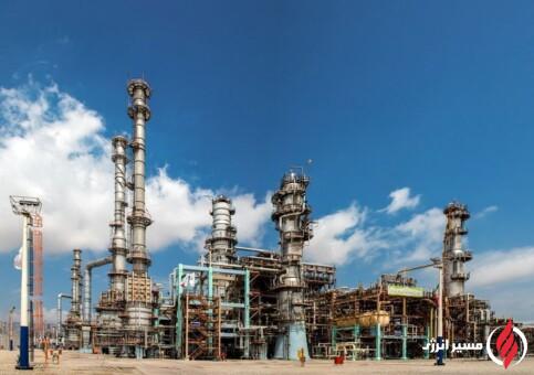 به گزارش مسیر انرژی به نقل از شرکت ملی پالایش و پخش فرآورده‌های نفتی ایران، سیامک طاووسی اصل درباره اقدامات انجام شده صنعت پالایش نفت کشور در حوزه بهبود کیفیت سوخت کشور در دولت چهاردهم گفت: با در سرویس قرارگرفتن واحد هیدروکراکر شرکت پالایش نفت آبادان در آذرماه سال گذشته و راه‌اندازی واحد تصفیه نفت‌گاز هیدروژنی پالایشگاه شیراز تا پایان آذرماه سال جاری و در سرویس عملیاتی قرار گرفتن آن، کیفیت تمامی نفت‌گاز تولیدی پالایشگاه شیراز به میزان ۴ میلیون لیتر در روز به یورو ۵ ارتقا می‌یابد و سهم تولید فرآورده نفت‌گاز یورو ۴ و ۵ از تمامی تولید نفت‌گاز کشور با ده درصد افزایش از ۵۴ درصد در سال ۱۴۰۲ به ۶۴ درصد در سال جاری خواهد رسید.