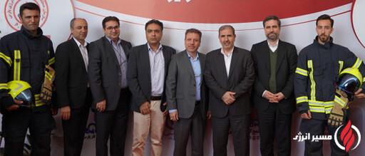 به گزارش مسیرانرژی به نقل از روابط عمومی شرکت عملیات غیرصنعتی پازارگاد؛در آیین افتتاحیه هفتمین نمایشگاه تخصصی فناوری اطلاعات،حراست و HSE که با حضور مدیرعامل سازمان منطقه ویژه پارس، مدیرعامل شرکت عملیات غیرصنعتی پازارگاد ، مدیران صنایع مستقر در منطقه پارس و مقامات استان بوشهر برگزار گردید، جایزه دستاورد برتر صنعت نفت، گاز و پتروشیمی به مهندس علی امامی مدیر فناوری اطلاعات شرکت عملیات غیرصنعتی پازارگاد اهدا شد.