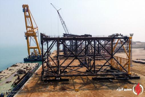 به گزارش مسیر انرژی به نقل از گروه پتروپارس، حمیدرضا ثقفی روز چهارشنبه با اعلام حرکت جکت به سمت موقعیت ۱۱A افزود: این جکت با ملحقات خود وزنی بیش از چهار هزار تن دارد که شامل ۲۲۵۷ تن بدنه اصلی، ۱۵۸۵ تن شمعها و بیش از ۲۰۰ تن ملحقات است.