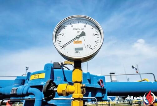 به گزارش مسیر انرژی به نقل از تسنیم، حسین کاظم‌زاده، کارشناس اقتصادی در رابطه با ناترازی گاز زمستانی و اهمیت تمرکز و اصلاح مصرف و سمت تقاضای گاز با تکیه بر اسقاط بخاری‌های فرسوده گفت: ناترازی گاز در فصل زمستان به یکی از پرهزینه‌ترین چالش‌های ساختاری اقتصاد ایران تبدیل شده است؛ چالشی که پیامدهای آن تنها به حوزه انرژی محدود نمی‌شود و به‌طور مستقیم تولید صنعتی، صادرات غیرنفتی، محیط زیست و حتی ثبات اقتصادی کشور را تحت تأثیر قرار می‌دهد.