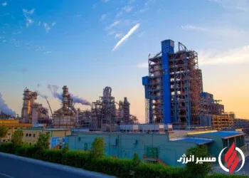 به گزارش مسیر انرژی، محمدرضا حیدرزاده با اشاره به هدر رفت و ارسال سالانه صد‌ها تن مخلوط اتیلن و اتان به فلر در زمان تعویض راکتور هیدروژناسیون و یا سرویس گذاری واحد‌های الفین گفت: این موضوع علاوه بر هدر رفت اقتصادی موجب افزایش آلایندگی‌های زیست محیطی می‌شد. به همین دلیل یکی از طرح‌های مهم با اهداف کاهش فلرینگ، حفظ محیط زیست و جلوگیری از آسیب‌های فنی و بازیابی گاز‌های ارزشمند مشعل تعریف شد.