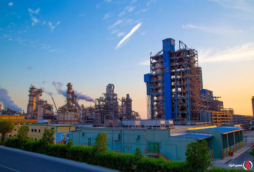 به گزارش مسیر انرژی، محمدرضا حیدرزاده با اشاره به هدر رفت و ارسال سالانه صد‌ها تن مخلوط اتیلن و اتان به فلر در زمان تعویض راکتور هیدروژناسیون و یا سرویس گذاری واحد‌های الفین گفت: این موضوع علاوه بر هدر رفت اقتصادی موجب افزایش آلایندگی‌های زیست محیطی می‌شد. به همین دلیل یکی از طرح‌های مهم با اهداف کاهش فلرینگ، حفظ محیط زیست و جلوگیری از آسیب‌های فنی و بازیابی گاز‌های ارزشمند مشعل تعریف شد.