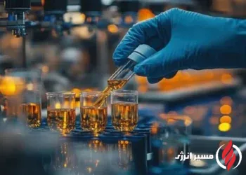 به گزارش مسیر انرژی به نقل از ستاد ویژه توسعه فناوری نانو، در سال‌هایی نه‌چندان دور، بخش عمده کاتالیست‌های مورد نیاز صنایع نفت و پتروشیمی ایران به‌طور کامل از بازارهای خارجی تأمین می‌شد و همین موضوع، یکی از ریشه‌های وابستگی راهبردی کشور در زنجیره ارزش انرژی به شمار می‌رفت. اکنون اما طی یک دهه اخیر جریان بومی‌سازی نانوکاتالیست‌ها به نقطه‌ای رسیده که نه‌تنها واردات را به حداقل رسانده، بلکه با تولید ۴۵ محصول توسط ۱۰ شرکت ایرانی، زمینه شکل‌گیری یک مزیت اقتصادی پایدار را پدید آورده است.