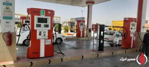 به گزارش مسیر انرژی به نقل از ایسنا، آمارها نشان می‌دهد از سال ۱۳۸۱ تاکنون، مصرف CNG توانسته ۱۲۰ میلیارد لیتر بنزین را از سبد مصرف کشور حذف و ۷۵ میلیارد دلار صرفه‌جویی اقتصادی ایجاد کند. با این حال، در شرایطی که ظرفیت عرضه روزانه ۴۰ میلیون مترمکعب است، مصرف واقعی تنها ۱۶ میلیون مترمکعب مانده است؛ رقمی که نشان می‌دهد بخش اعظم ظرفیت ایجادشده بلااستفاده است.