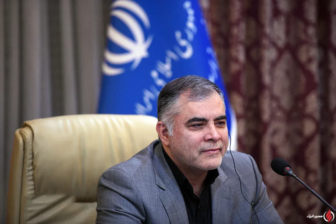 به گزارش مسیر انرژی به نقل ازایسنا، محسن پاک‌نژاد - وزیر نفت - از آغاز عرضه بنزین سوپر وارداتی از امروز (۴ دی ماه ) خبر داد و گفت: این سوخت در فاز نخست از طریق ۵ خودروی سیار عرضه می‌شود و به‌صورت آزمایشی در حال سنجش بازار است. با توجه به اینکه واردات توسط بخش خصوصی و غیردولتی انجام می‌شود، هدف این مرحله بررسی میزان استقبال مصرف‌کنندگان نسبت به قیمت تمام‌شده است.