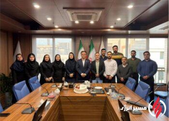 به گزارش مسیرانرژی به نقل از روابط عمومی و امور فرهنگی پتروشیمی مروارید، در ابتدای این مراسم مهدی حسین‌پور مدیر مالی و سرمایه گذاری ضمن تبریک روز حسابدار، تلاش همکاران مالی شرکت را نمونه‌ای از پشتکار، نظم و مسئولیت‌پذیری عنوان کرد و افزود: حسابداری صرفا یک شغل نیست، مسئولیتی است که با شفافیت، دقت و سلامت مالی شرکت خورده است. همکاران واحد مالی در شرکت پتروشیمی مروارید در شرایط مختلف حتی روزهای تعطیل با تعهد و پشتکار کنار شرکت بوده‌اند و این روحیه رمز موفقیت آنهاست.