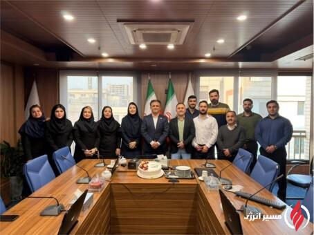 به گزارش مسیرانرژی به نقل از روابط عمومی و امور فرهنگی پتروشیمی مروارید، در ابتدای این مراسم مهدی حسینپور مدیر مالی و سرمایه گذاری ضمن تبریک روز حسابدار، تلاش همکاران مالی شرکت را نمونهای از پشتکار، نظم و مسئولیتپذیری عنوان کرد و افزود: حسابداری صرفا یک شغل نیست، مسئولیتی است که با شفافیت، دقت و سلامت مالی شرکت خورده است. همکاران واحد مالی در شرکت پتروشیمی مروارید در شرایط مختلف حتی روزهای تعطیل با تعهد و پشتکار کنار شرکت بودهاند و این روحیه رمز موفقیت آنهاست.