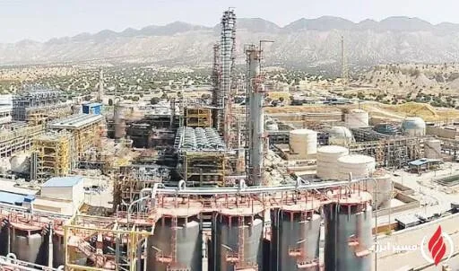 به گزارش مسیر انرژی به نقل از ایلنا؛ در شرایطی که صنعت پتروشیمی ایران در سال‌های اخیر همزمان با فشار تحریم‌ها، نوسانات ارزی، محدودیت‌های انرژی و الزامات سختگیرانه زیست‌محیطی با چالش‌های جدی مواجه بوده، برخی مجتمع‌ها توانسته‌اند از دل همین تنگناها، فرصت‌هایی برای بازآفرینی ساختار تولید، کاهش هزینه‌ها و افزایش ارزش افزوده خلق کنند. پتروشیمی ایلام یکی از همین نمونه‌ها است؛ مجتمعی که در یک ماه اخیر، زنجیره‌ای از اقدامات فنی، مدیریتی، فناورانه و اجتماعی را به ثبت رسانده که در مجموع، تصویری متفاوت از یک بنگاه صنعتی صرف ارائه می‌دهد.