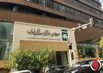 به گزارش مسیر انرژی به نقل از ایرنا، عدم بازگشت ارز حاصل از صادرات، انتقاد بانک مرکزی و وزیر اقتصاد را به دنبال داشته است زیرا این تخلف، سبب می شود تا تامین ارز مورد نیاز واردات با مشکل روبرو شود و به دلیل تشدید تقاضا در بازار، قیمت ارز در بازار غیررسمی افزایش یابد.